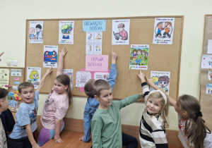 Plakaty wykonane przez uczniów z okazji Międzynarodowego Dnia Praw Dziecka.