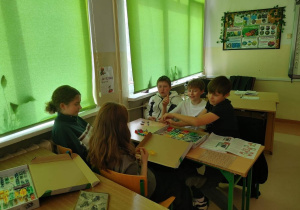 Uczniowie klas szóstych uczestniczą w zajęciach dotyczących elektryczności.