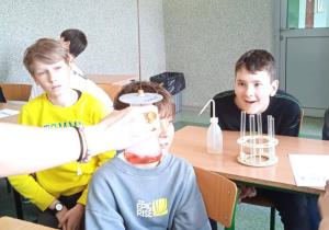 Uczniowie klas szóstych podczas warsztatów chemicznych.