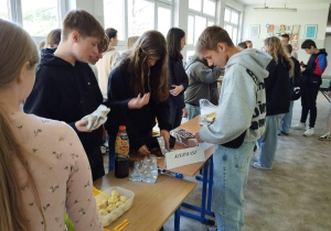 Kiermasz dań regionalnych przygotowany przez uczniów klas siódmych w budynku B.
