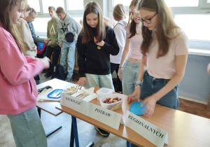Kiermasz dań regionalnych przygotowany przez uczniów klas siódmych w budynku B.