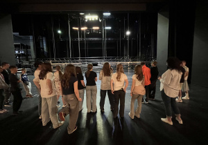 Uczniowie stoją na scenie Teatru Wielkiego.
