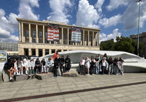 Zdjęcie grupowe uczniów klasy 7c przy fontannie przed Teatrem Wielkim.