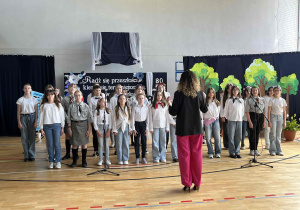 Występ szkolnego chóru.