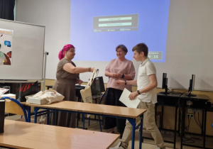 Uczestnicy konkursu informatycznego odbierają nagrody od organizatorów.