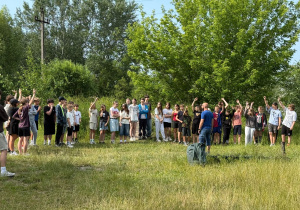Uczniowie klas szóstych zostają przez prowadzącego zapoznani z zasadami obowiązującymi podczas gry terenowej z laserami.