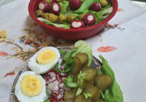 Produkty spożywcze wykorzystane podczas zdrowego śniadania w klasach czwartych podczas lekcji edukacji zdrowotnej.