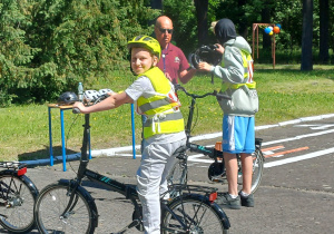 Uczestnik Rowerady z klasy 5d podczas jazdy rowerem.