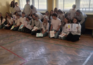 Klasa 7c podczas apelu poświęconego działaniom przeciwko przemocy rówieśniczej.