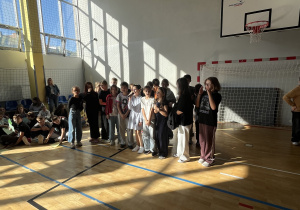 Przedstawiciele klasy 5b przedstawiają swoje hasło dotyczące przemocy rówieśniczej.