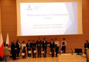 Laureaci Wojewódzkiego Konkursu Przedmiotowego z Fizyki z wręczonymi dyplomami i nagrodami