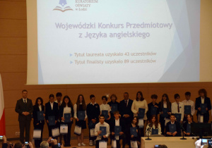 Laureaci Wojewódzkiego Konkursu Przedmiotowego z Języka angielskiego z wręczonymi dyplomami i nagrodami