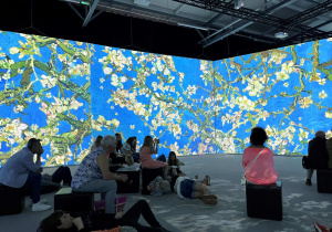 „Kwitnący migdałowiec” wyświetlany podczas wystawy – Zanurz się w świecie obrazów