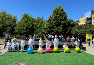Pokaz uczniów z kolorowymi piłkami uczestniczących w zajęciach karate w CZP nr3
