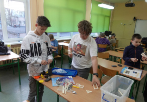 Borys i Igor tworzą robota z zestawu Gigo Learning Lab