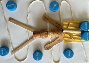 Praca ucznia wykonana z korków, drewnianych patyczków i plastikowych nakrętek