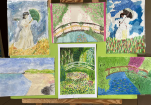 Sześć prac uczniów klas szóstych będących inspiracją dzieł, których autorem jest Claude Monet. Prace zamieszczone na sztalugach