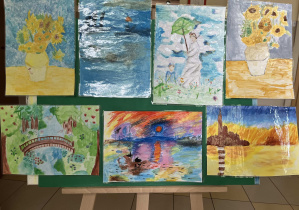 Prace uczniów klas szóstych będących inspiracją dzieł Claude Monet`a oraz Vincenta Van Gogha zamieszczone na sztalugach