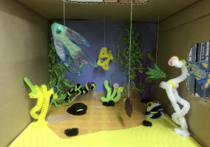 Tak jak na poprzednim zdjęciu – kartonowe pudełko.W środku znajdują się ryby, rośliny i morskie stworzenia wykonane z papieru kolorowego i drucików kreatywnych.