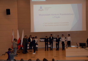 Kurator Oświaty w Łodzi wręcza nagrodę uczniowi klasy 8b Hubert Lamenta został Laureatem Wojewódzkiego Konkursu Przedmiotowego z Fizyki