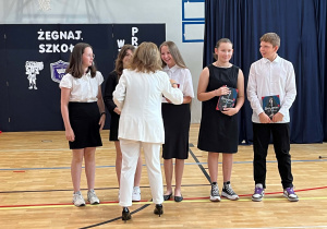 Wręczenie nagród uczniom z klasy 7a wyróżniającym się w bieżącym roku szkolnym w nauce