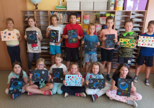 Uczniowie klasy 3c prezentują swoje prace zawierające kolorowy motyw kropki
