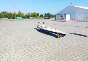 Uczniowie startują w konkurencji o nazwie łódka.