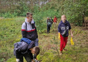 Uczniowie z klas siódmych i ósmych zbierają śmieci na terenie lasu – Uroczysko Lublinek