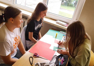 Uczniowie z klasy 6a podczas zajęć języka angielskiego przygotowują plakaty o Włoszech i Rumunii