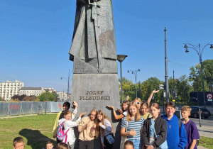 Zdjęcie grupowe klasy 6d pod pomnikiem Marszałka Józefa Piłsudskiego w Łodzi.