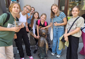 Grupa uczniów przy pomniku Misia Uszatka znajdującego się na szlaku Łódź Bajkowa, studia Se-ma-for.
