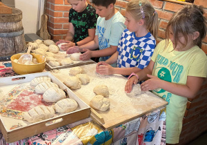 Formowanie chlebków przez dzieci