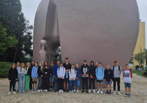 Zdjęcie grupowe klasy 7a pod pomnikiem Martyrologii Dzieci nazywanym Pomnikiem Pękniętego Serca