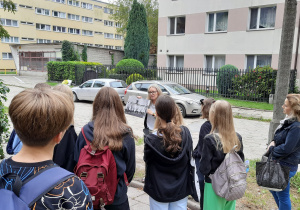 Uczniowie z klasy 7a podczas spaceru edukacyjnego prowadzonego przez pracownika Muzeum Dzieci Polskich – ofiar totalitaryzmu