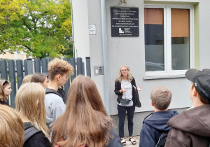Uczniowie zgromadzeni przy budynku w którym mieściła się Administracja Niemieckiego Obozu Koncentracyjnego dla Dzieci Polskich