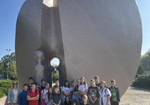 Zdjęcie grupowe klasy 6c pod pomnikiem Martyrologii Dzieci nazywanym Pomnikiem Pękniętego Serca