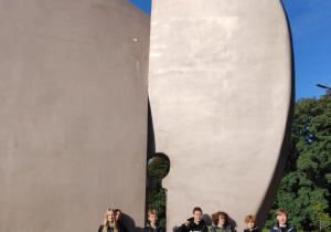 Zdjęcie grupowe klasy 8a pod pomnikiem Martyrologii Dzieci nazywanym Pomnikiem Pękniętego Serca
