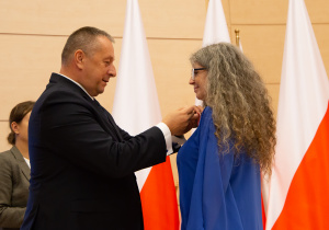 Kurator oświaty wręcza Medal Komisji Edukacji Narodowej Pani Iwonie Bireckiej