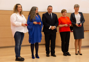 Nauczyciele odznaczeni Medalem Komisji Edukacji Narodowej i kurator oświaty Waldemar Flajszer