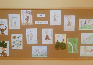 Tablica przedstawiająca prace uczniów . Temat wystawy "Jesień piękna i bogata"
