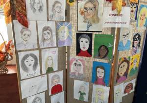 Galeria prac konkursowych wykonanych przez uczniów klas 1-7 znajdująca się na szkolnym korytarzu – Portret nauczyciela
