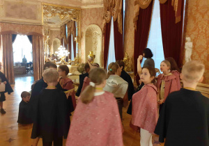 Uczniowie klasy 2b zwiedzają Salę Lustrzaną w Pałacu Herbsta