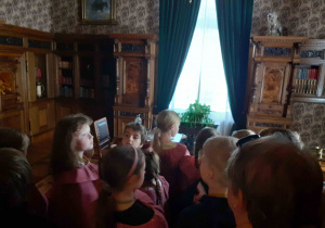 Uczestnicy wycieczki z klasy 2b przebywają w Salonie Myśliwskim w Pałacu Herbsta