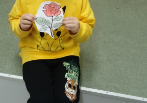 Uczeń prezentuje pokolorowaną i wyciętą przez siebie różę