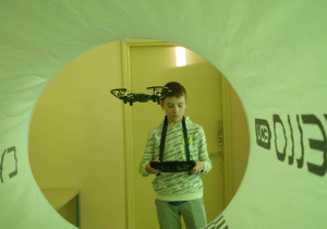 Uczeń wprowadził drona do tunelu