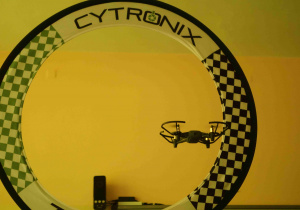 Uczeń przeprowadza dron przez okrąg
