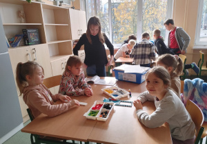 Uczniowie klas szóstych pomagają uczniom z klasy drugiej w złożeniu modeli z zestawów Lego Education Bricq
