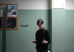 Uczniowie lecą dronem i pokonują tor przeszkód