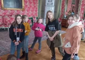 uczennice we wnętrzach pałacu w Nieborowie