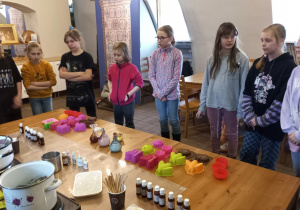 uczniowie uczestniczą w warsztatach własnoręcznego wykonania mydełek